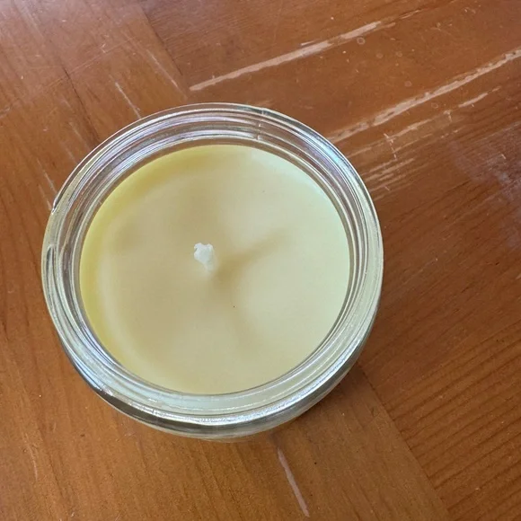 Bath & Bodyworks Honeysuckle Bouquet Candle - Picture 6 of 6